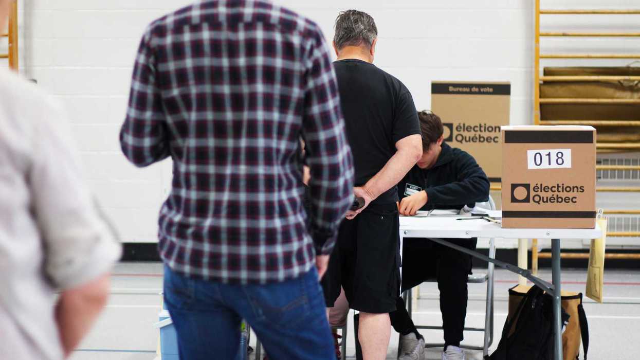 Des gens au bureau de vote.