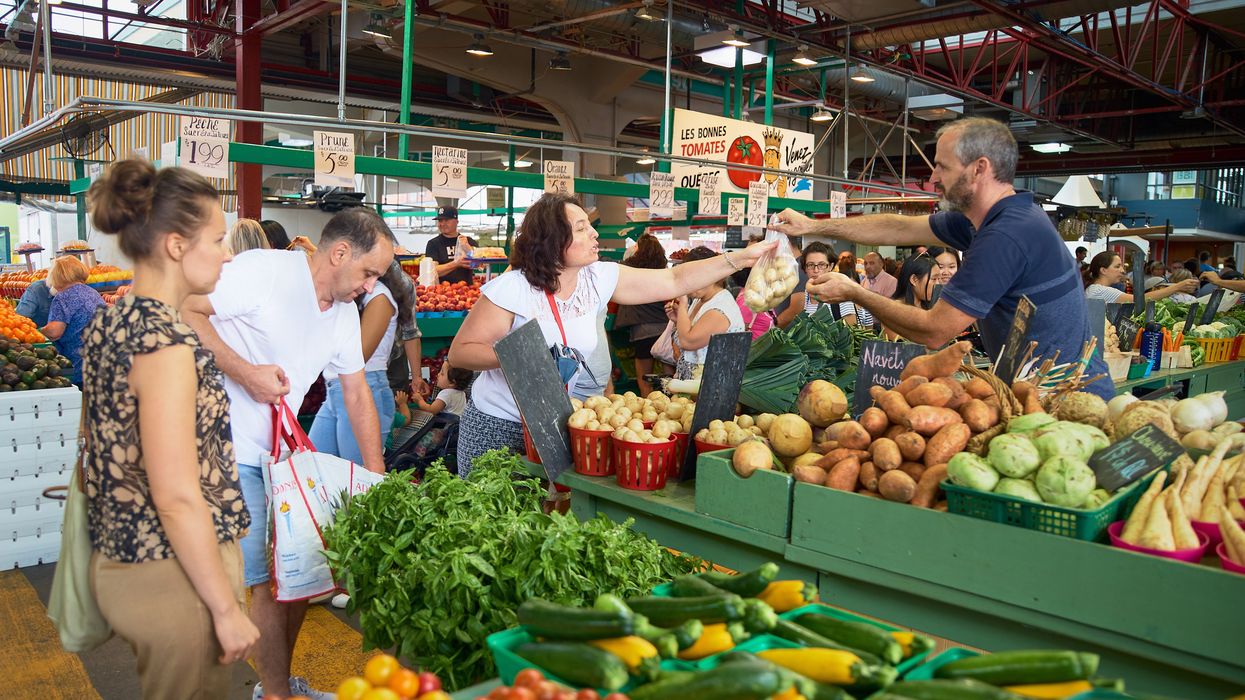Des gens au Marché Jean-Talon.