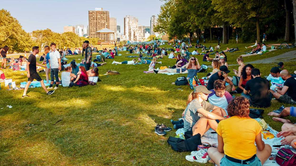 Des gens au pied du mont Royal.