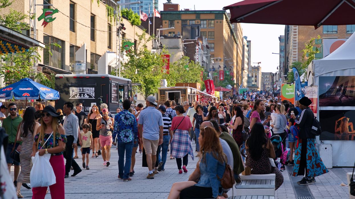 Des gens au Quartier des spectacles de Montréal.