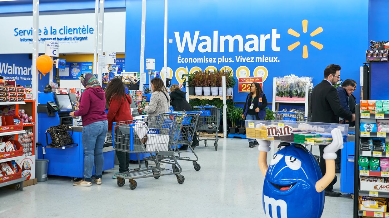 Des gens aux caisses d'un Walmart au Québec