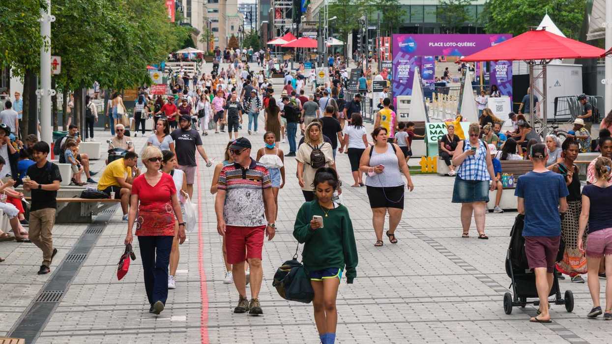 Des gens dans la rue, à Montréal.