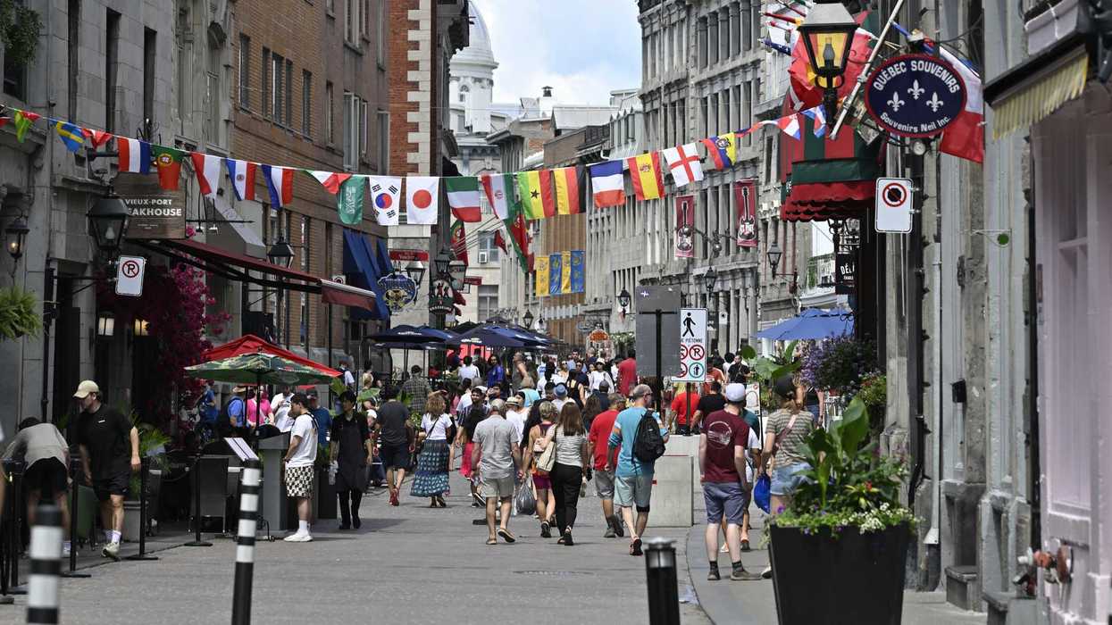 Des gens dans la rue, à Montréal.