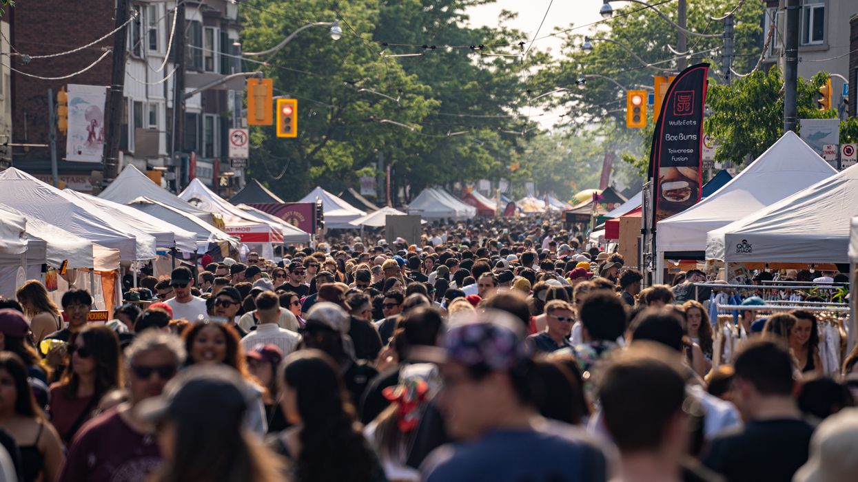 Des gens dans la rue, à Toronto.