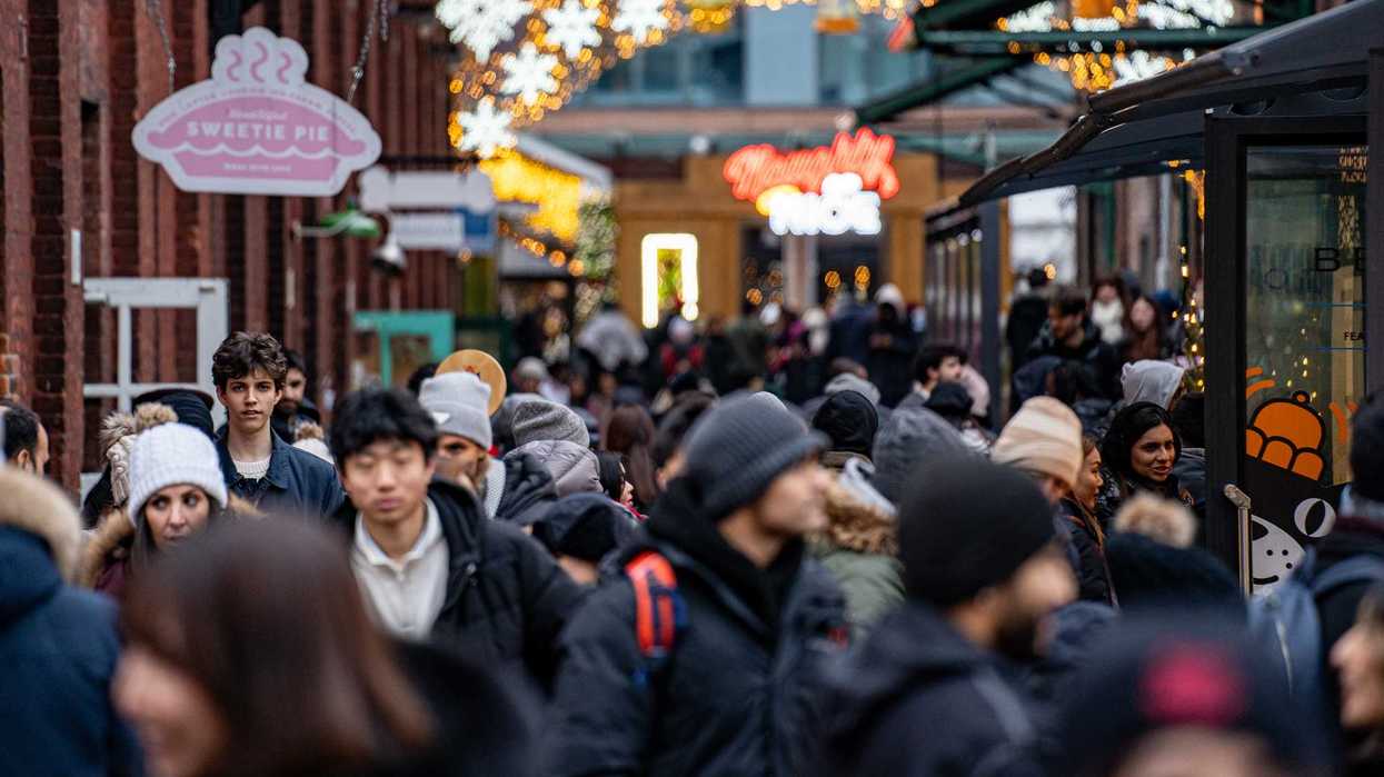 Des gens dans la rue, à Toronto.