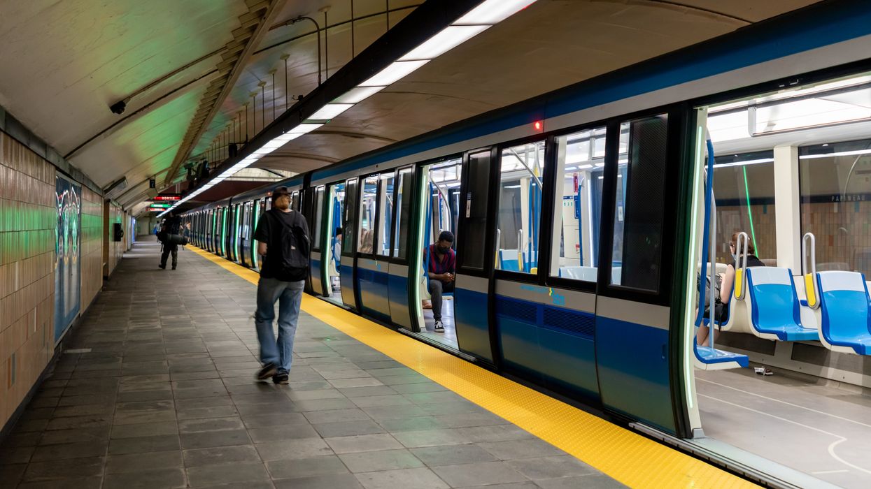 Des gens dans le métro de Montréal.