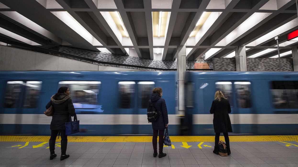 Des gens dans le métro de Montréal.
