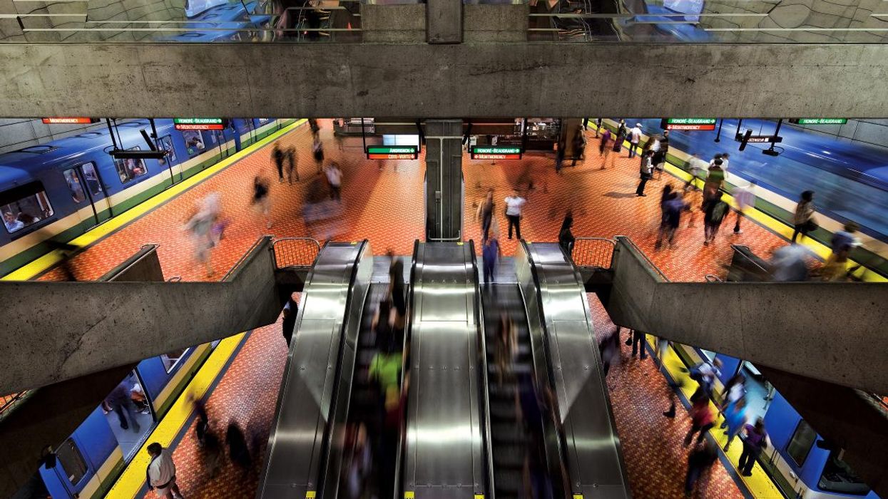 Des gens dans le métro.