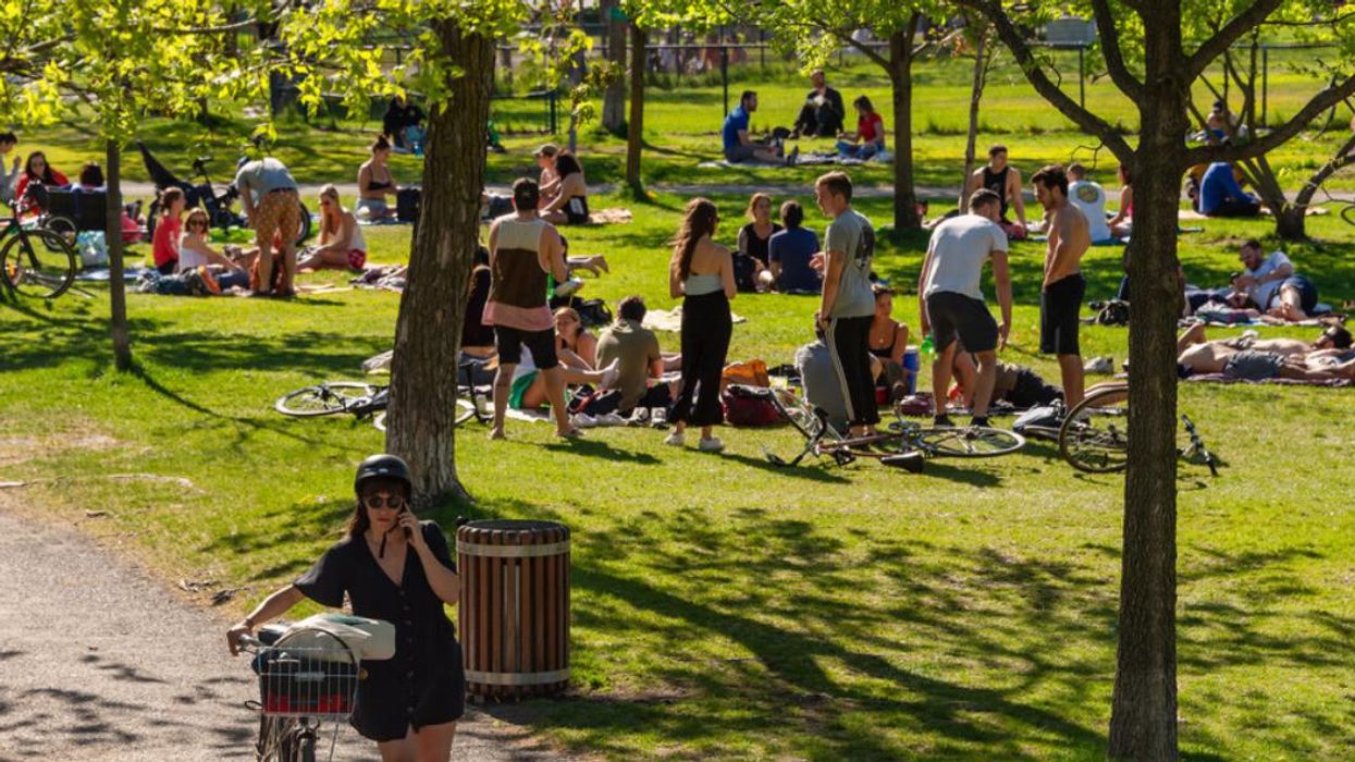 Des gens dans un parc à Montréal.