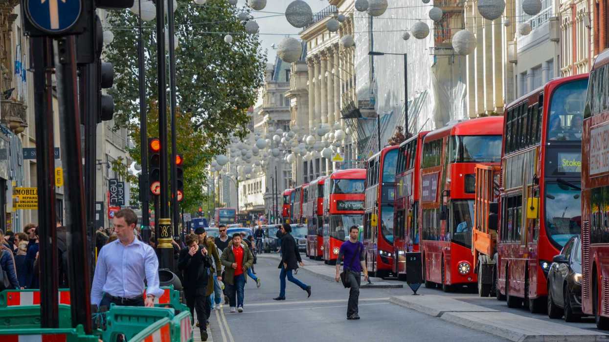 Des gens dans une rue de Londres, au Royaume-Uni, avec une ligne de bus.