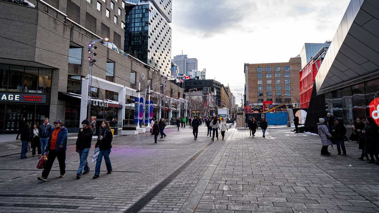 Des gens dans une rue de Montréal.