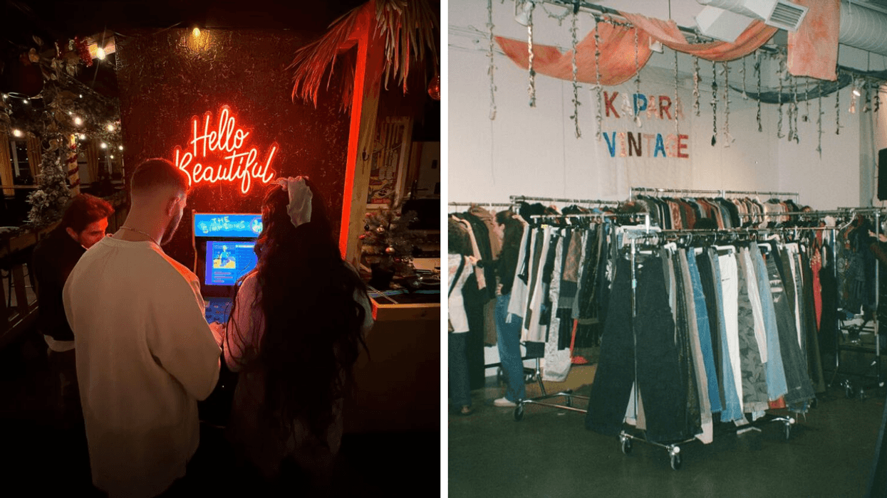 Des gens devant une machine d'arcade. Droite : Une vente de friperie.