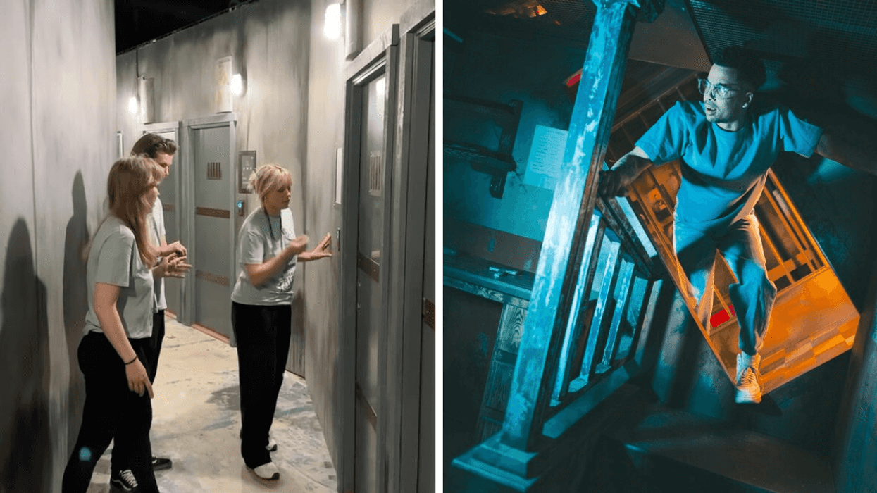 Des gens devant une porte cachant un défi. Droite : Une salle de défi.