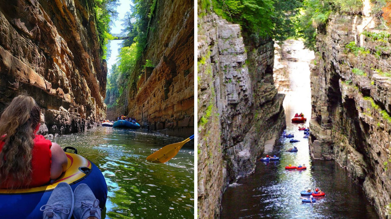 Des gens en tube et rafting. Droite : La rivière d'Ausable Chasm.