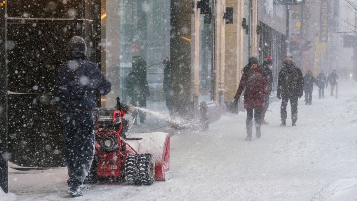 Des gens marchant lors d'une tempête de neige au Québec.
