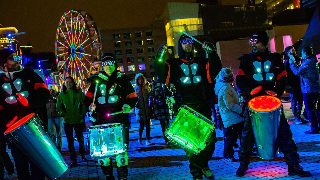 Des gens qui jouent du tambour à Montréal en Lumière.