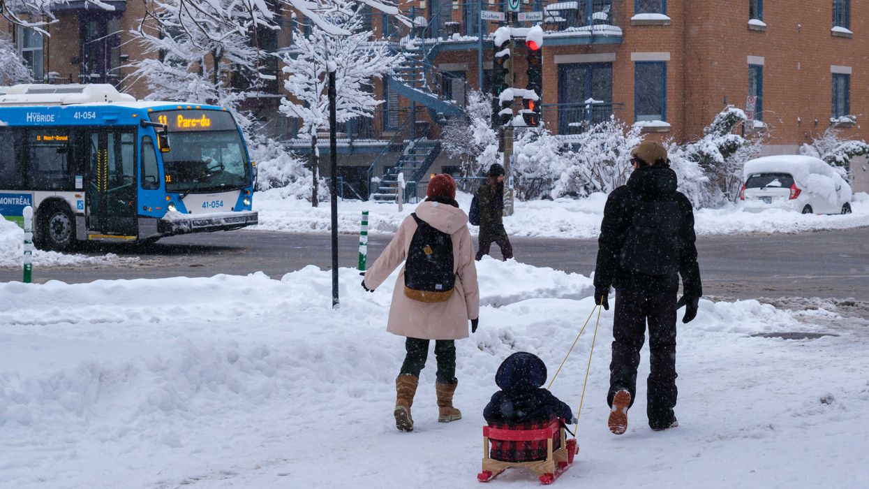 Des gens qui marchent dans la neige, à Montréal.