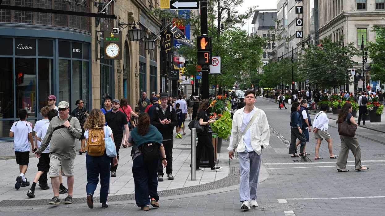Des gens qui marchent dans la rue, à Montréal.