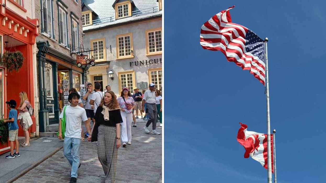 Des gens qui marchent dans la rue. Droite. un drapeau américain et canadien.