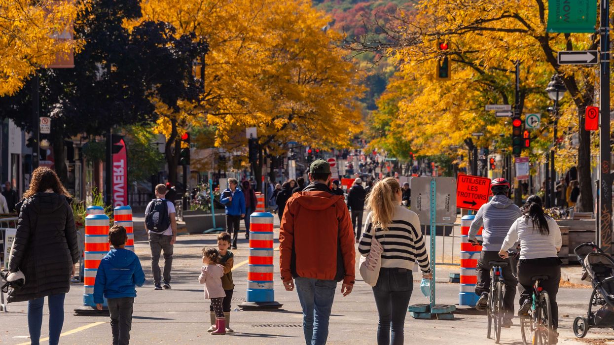 Des gens qui marchent dans une rue de Montréal.
