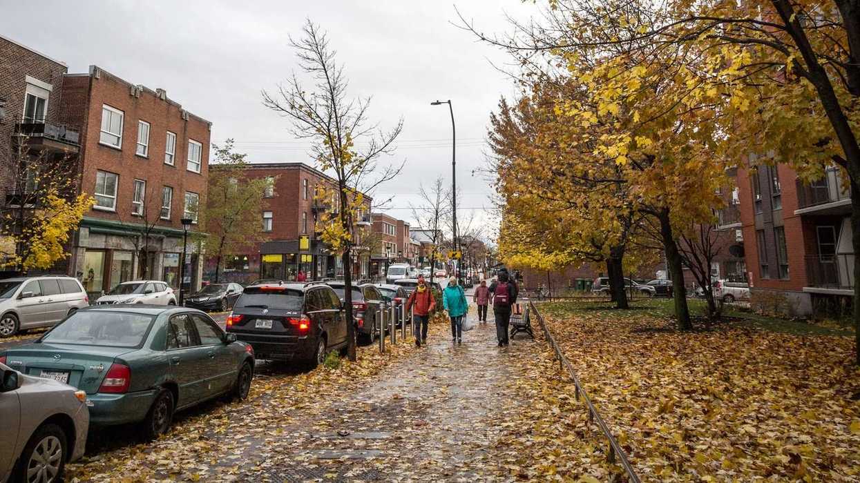 Des gens qui marchent sous la pluie en automne à Montréal.