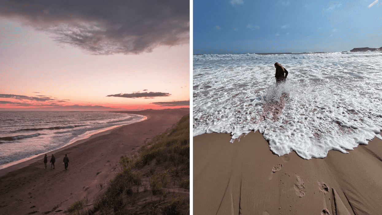 Des gens qui marchent sur la plage au coucher du soleil. Droite : Une personne dans les vagues d'une plage au Québec.