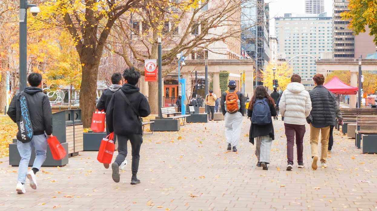 Des gens qui marchent sur le campus de McGill, à Montréal.