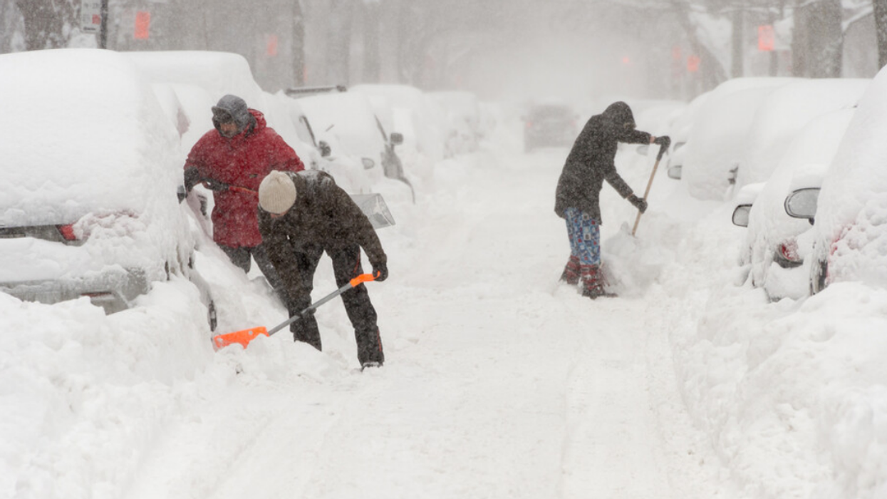 Des gens qui pelletent de la neige.