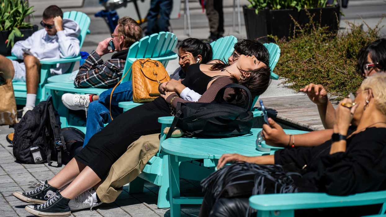 Des gens qui prennent un bain de soleil.