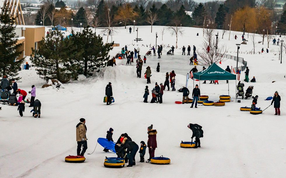 Des gens qui profitent des festivit\u00e9s du Festi-Glisse de la Soci\u00e9t\u00e9 de la Rivi\u00e8re Saint-Charles.