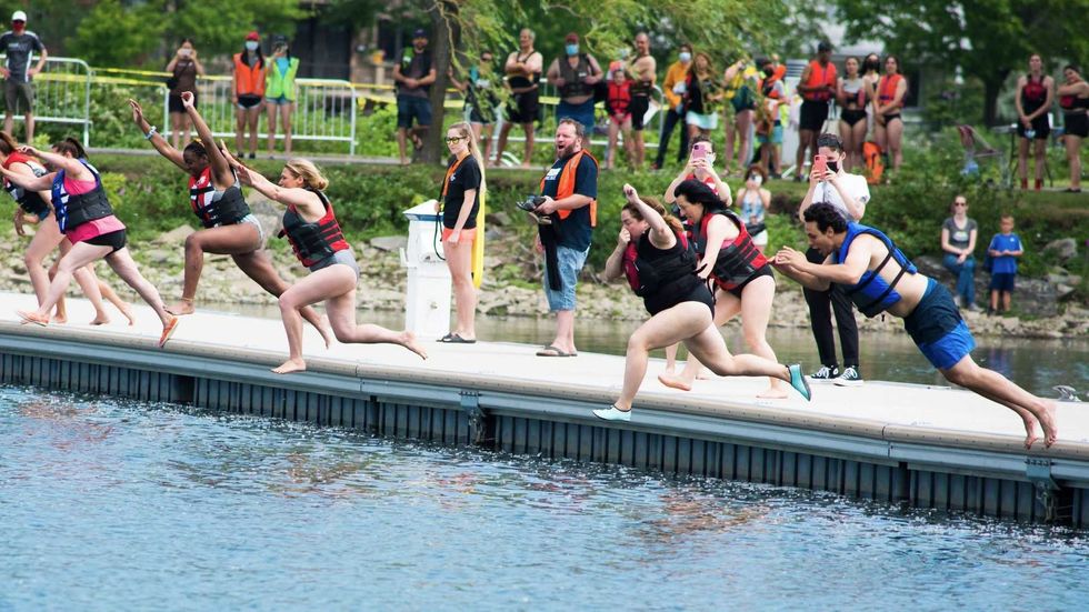 Des gens qui sautent \u00e0 l'eau \u00e0 Lachine.
