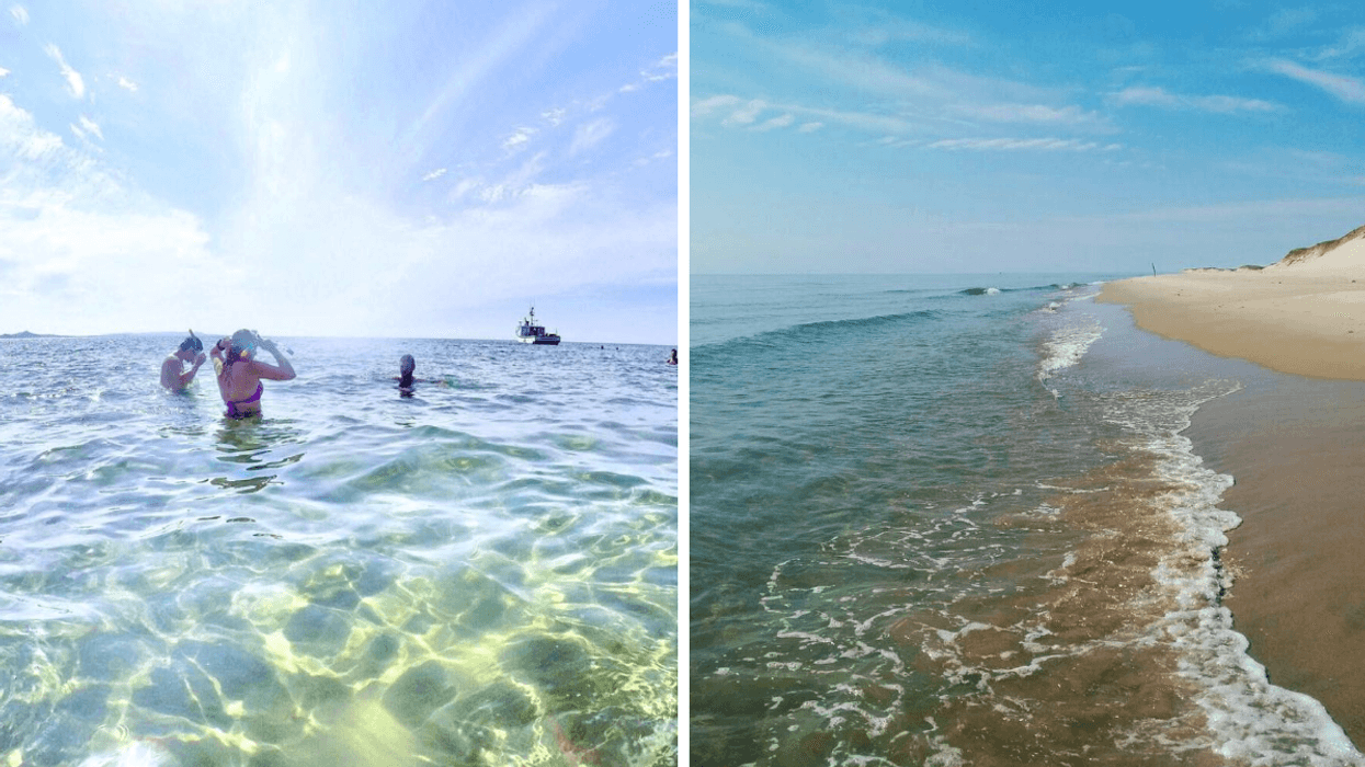 Des gens qui se baignent dans le golf du Saint-Laurent. Droite : La plage de de Havre-Aubert.