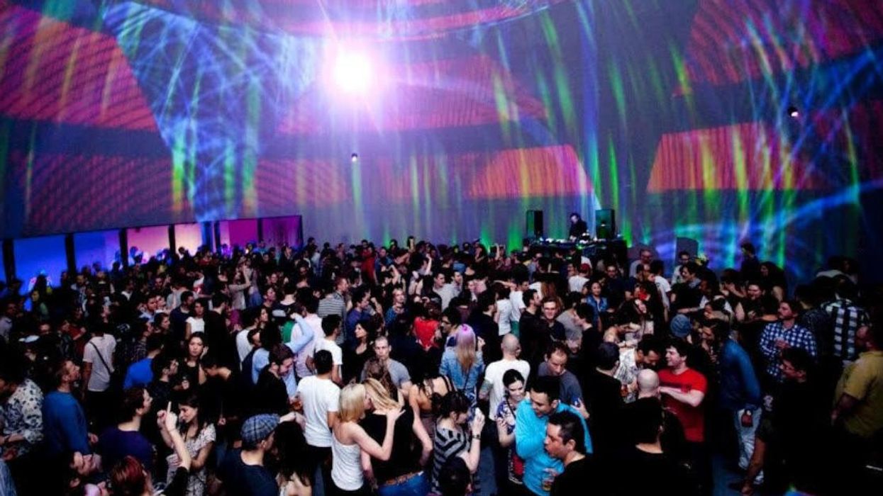 Des gens se déhanchent sur un plancher de danse dans un party à la SAT.