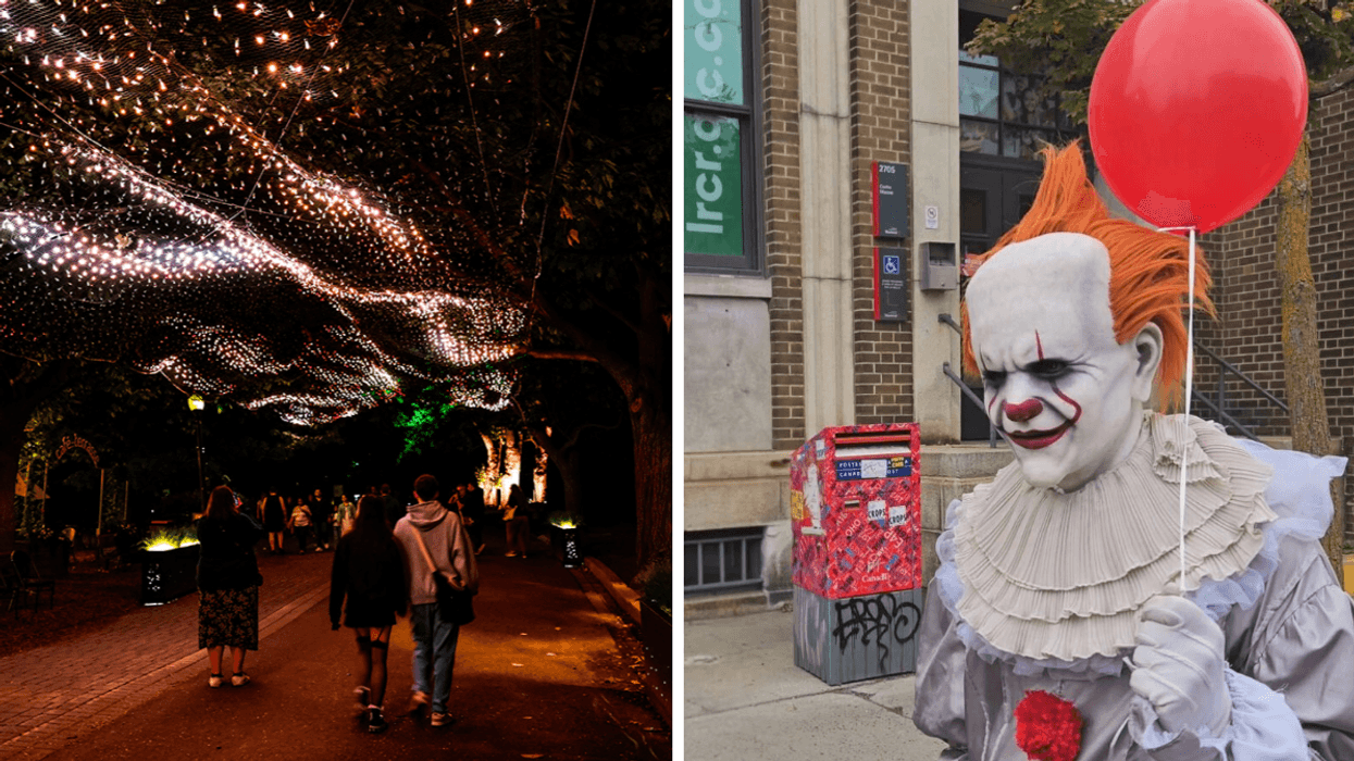 Des gens sous des lumières suspendues. Droite : Un déguisement de Pennywise.