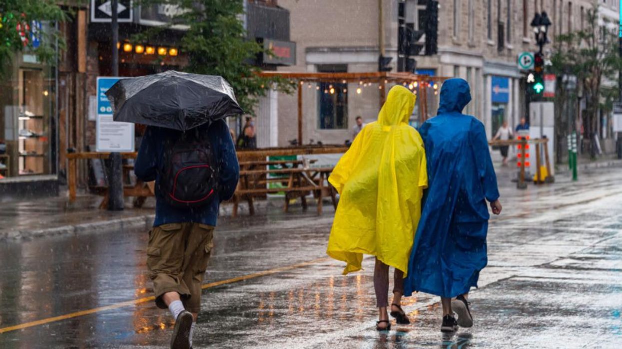 Des gens sous la pluie à Montréal.