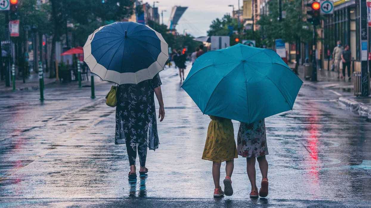 Des gens sous la pluie à Montréal.