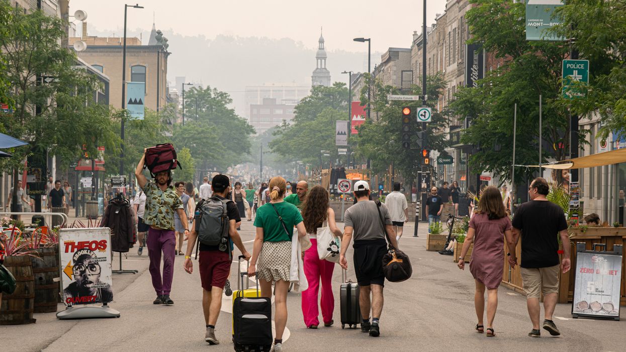 Des gens sur l'Avenue Mont-Royal, en plein nuage de feux de forêt.