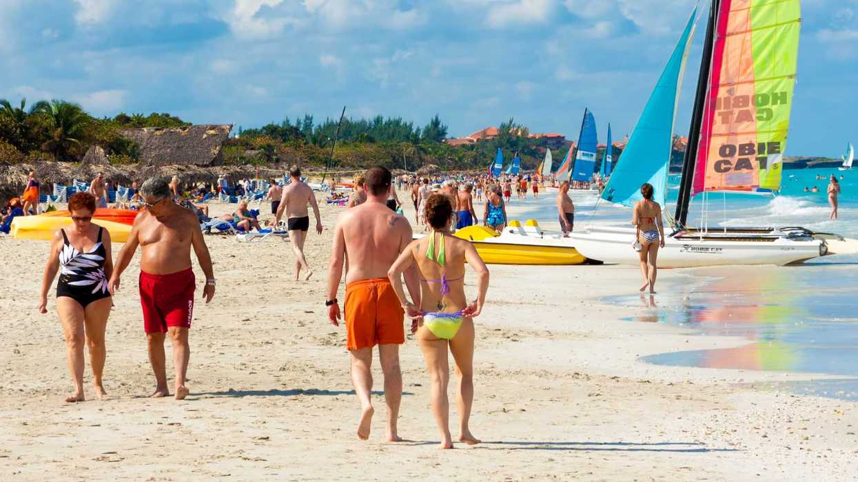 Des gens sur la plage à Cuba.
