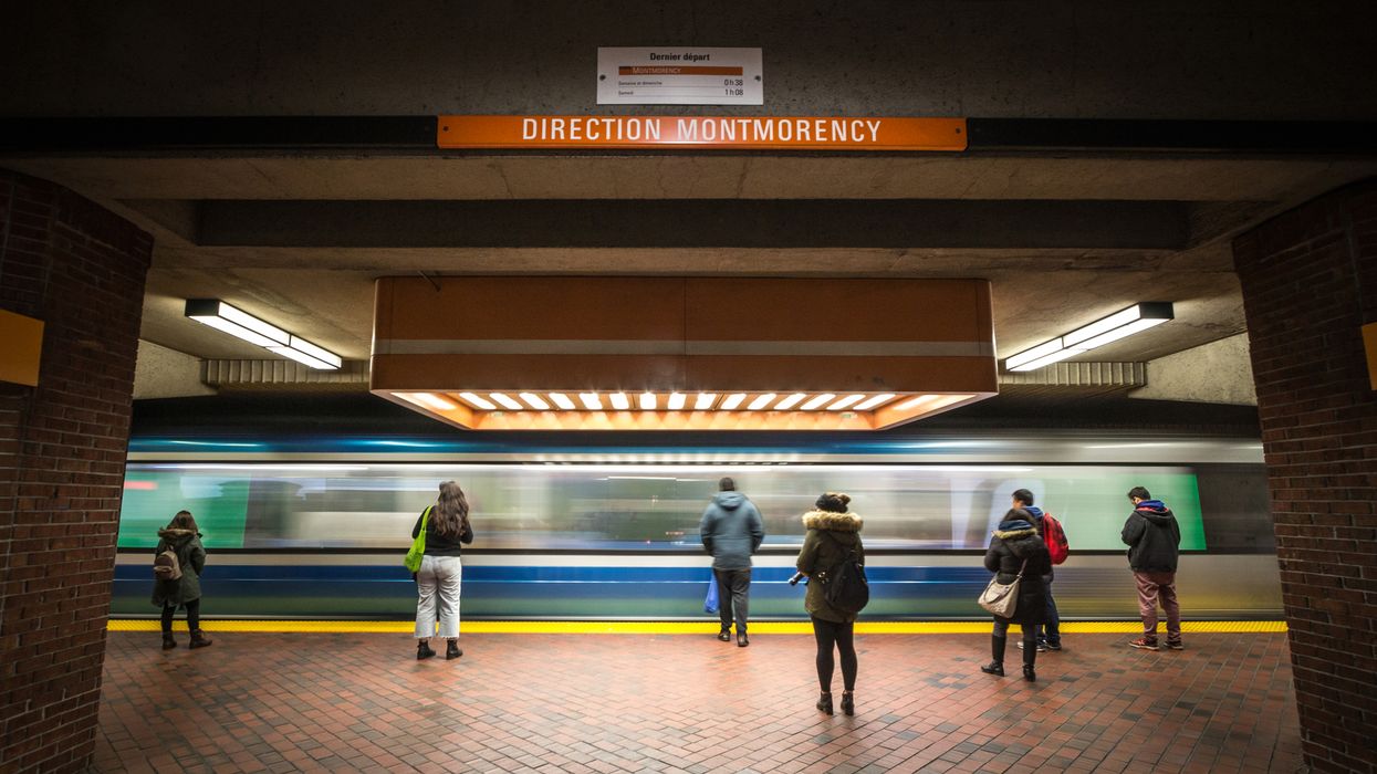 Des gens sur le quai d'une station de métro à Montréal.