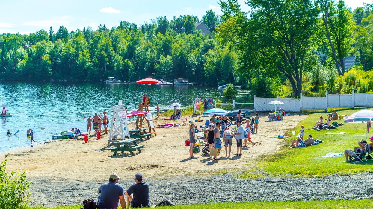 Des gens sur une plage au Québec