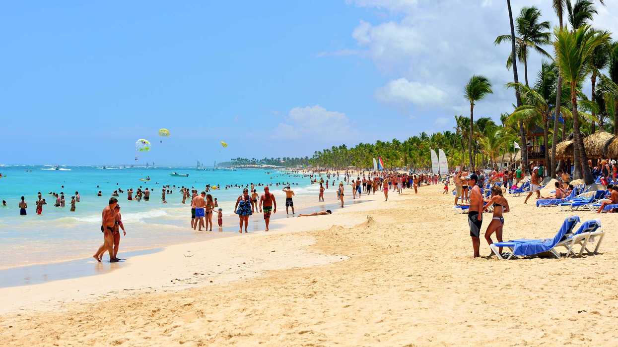 Des gens sur une plage.