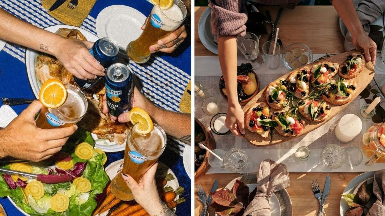 Des gens trinquent avec du Blue Moon au-dessus d'un repas. À droite : Une personne dépose de la bruschetta sur une table.