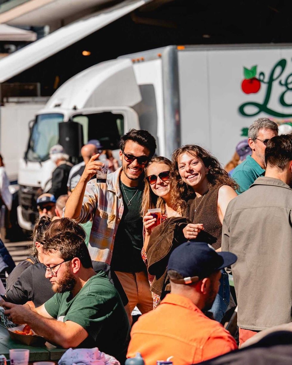 Des gens \u00e0 l'Oktoberfest du March\u00e9 Jean-Talon.