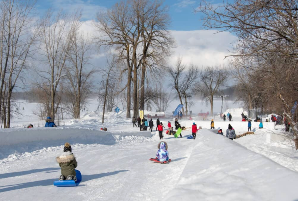 Des glissades sur neige \u00e0 Sainte-Rose en blanc.