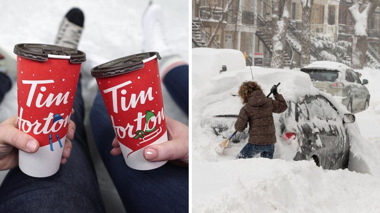 Des gobelets de Tim Hortons. Droite : Une femme qui déblaie sa voiture.