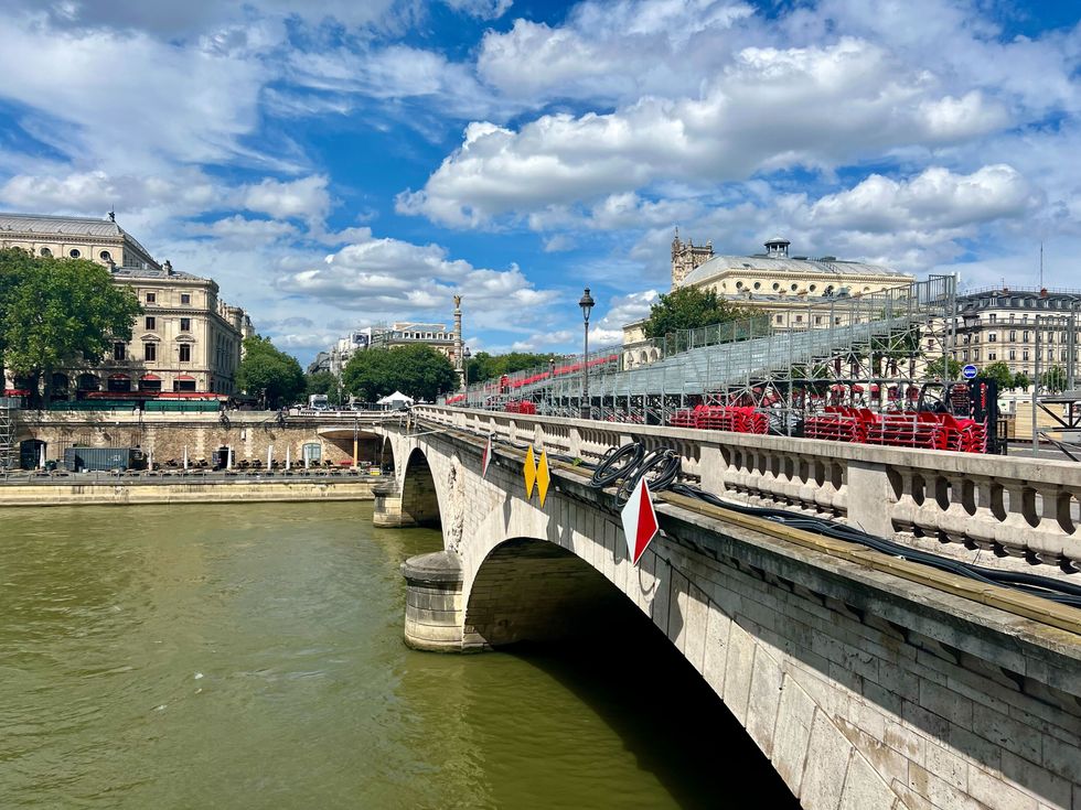 Des gradins sont install\u00e9s sur un pont surplombant un fleuve.