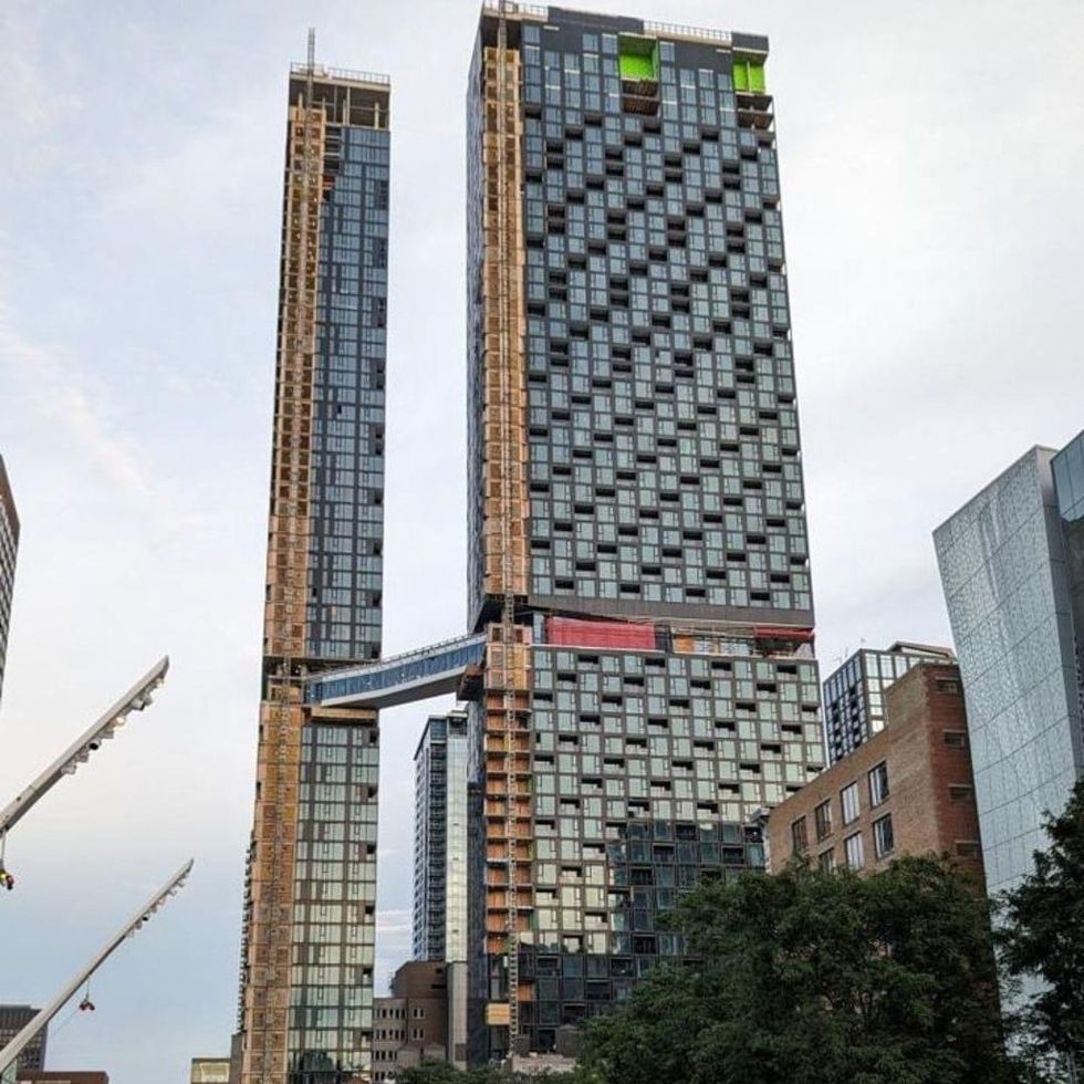 Des gratte-ciels au Quartier des spectacles \u00e0 Montr\u00e9al.