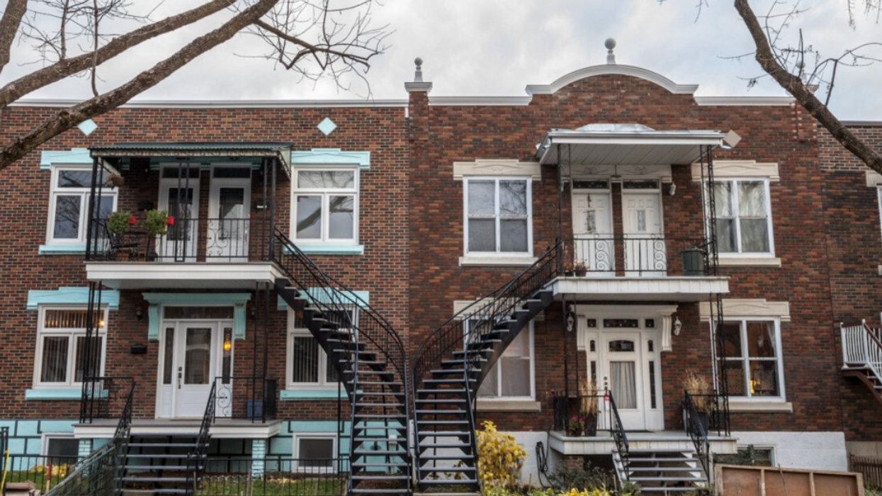 Des immeubles à logements avec des escaliers en colimaçon à Montréal.
