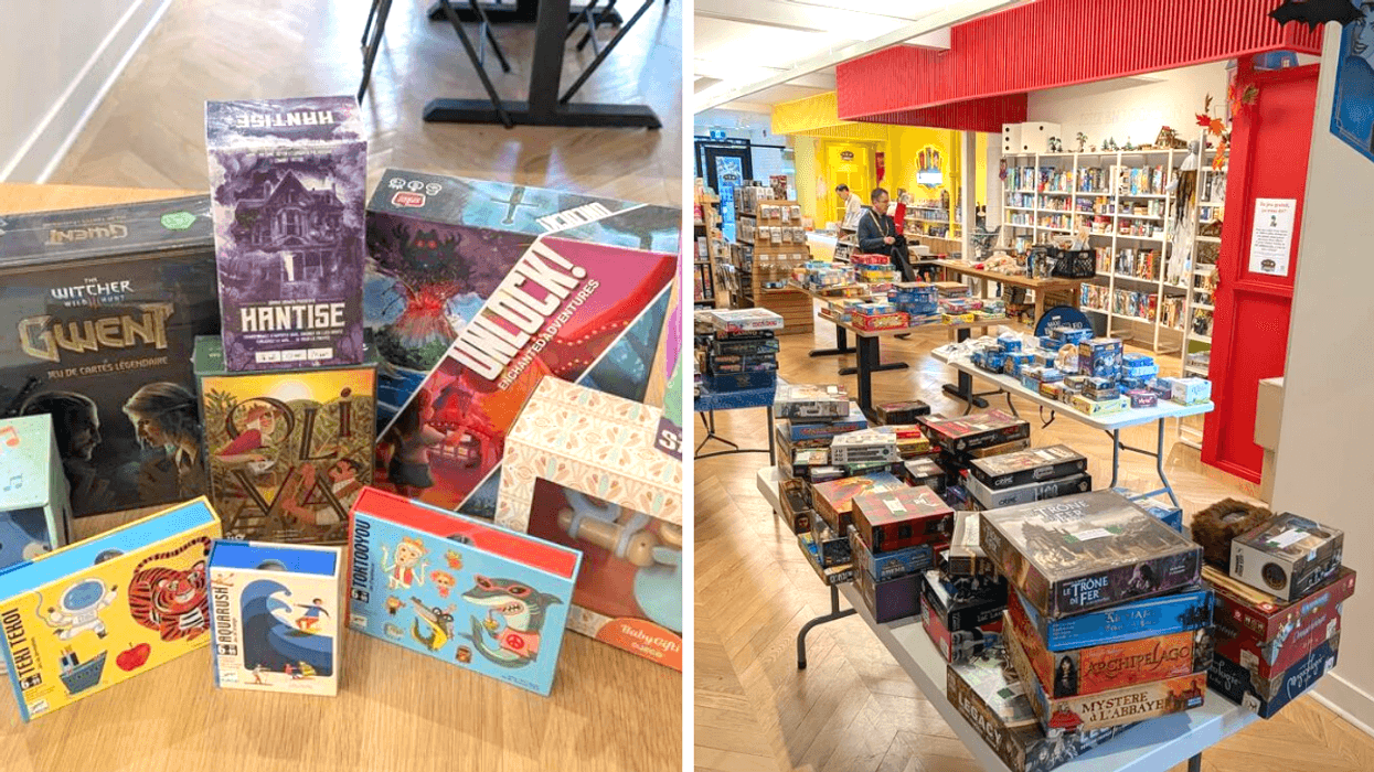 Des jeux de société sur une table. Un bazar de jeux de société avec des tables remplies de boîtes.