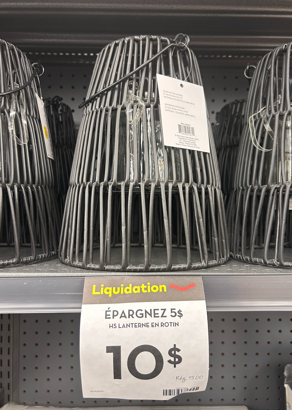 Des lanternes en rotin noire sur une \u00e9talage du Tigre G\u00e9ant.